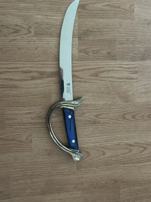 Samlingobjekt svärd - En samlingobjekt från claude dozorme. Standen(den grej svärden skulle sitta på gick sönder så bara svärden kommer. Svärden är dull och går ej att använda som en vanlig svärd bara som en samling objekt.