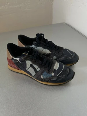 Valentino ”Rockrunner Camo” sneakers  - Denna vara kommer att auktioneras ut på Plick Live den 3 juni klockan 19:00