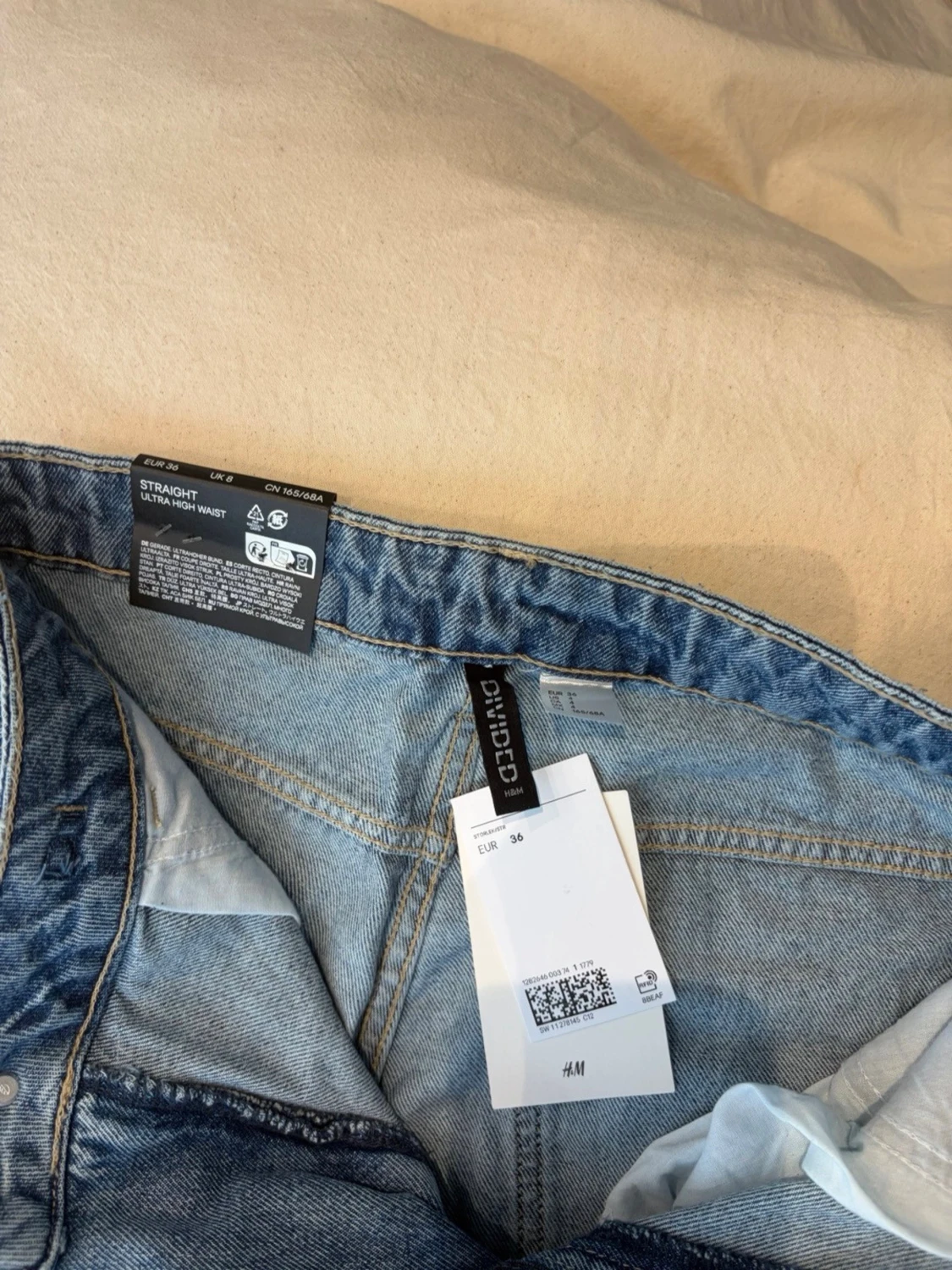 Blå raka jeans med kedjedetalj - 2
