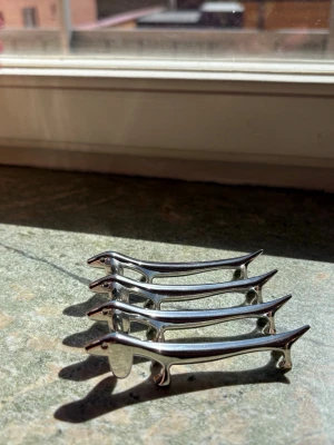 Fyra silverfärgade smörtaxar - Säljer nu dessa 4 superfina silverfärgade smörtaxar💕🌸 De är ungefär 8,5cm långa och passar helt perfekt nu till sommaren om man vill lyxa till bordsdukningen lite extra🎉🦋