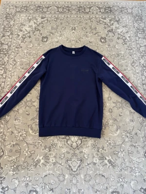 Moschino tröja S passar XS - Mängdrabatt finns! Ju fler plagg du köper, desto bättre pris kan jag ge