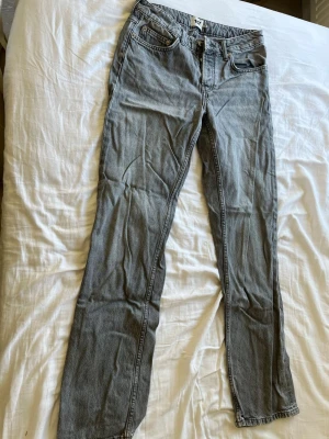 Grå raka jeans från 157 - Säljer ett par grå jeans från 157 med rak passform och klassisk femficksdesign. Jeansen har normal midja och är tillverkade i ett mjukt denimtyg. Perfekta för en avslappnad och stilren look.