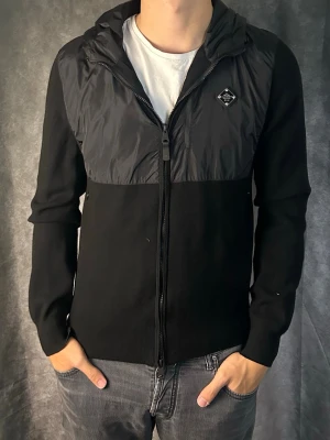 J.lindeberg cardigan - Mycket fint skick | Size S (modellen är 188 cm 74 kg) | fraktar spårbart inom 24 timmar | för att köpa klicka ”köp nu” | vid frågor eller funderingar skriv ett meddelande | följare får bättre rabatter🙌