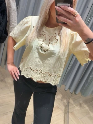 Gul blus med broderade detaljer - Söt ljusgul blus