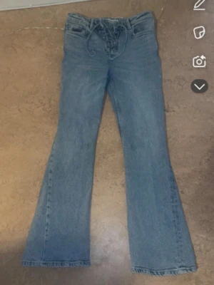 Jeans med snörning  - Säljer dessa jeans i storlek M, aldrig kommit till användning. De är utsvängda nertill 💞