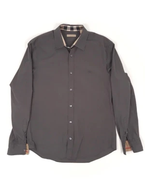 Burberry Check Button Shirt Grey - •The Shirt has been gently used and ia in very good condition •Size: M •Color: Dark Grey •Retail price: 6000SEK •Pit to Pit: 55cm Length: 71cm