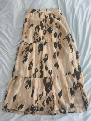 Leopard mönstrad långkjol - En av mina favorit kjolar. Tyvärr har jag växt ur den. Jag har tagit väl hand om den men man ser lite smuts på slutet av kjolen och lite slitet, det är inget som märks när man bär den. Kjolen är från veromoda i SX