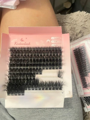 Kodanlash svarta lösfransar mix - Ett paket med svarta lösfransar från Kodanlash i olika längder (4-18 mm). Fransarna är täta, mjuka och har en naturlig böj. Perfekta för att skapa volym och längd på fransarna. Kommer i en rosa ask.