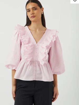 Yas blus rosa  - Super sött top använder inte längre är i fint skick, storlek 40 men känns mycke mindre! Orginal pris 800kr