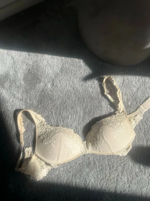 Intimissimi BH - Rätt använd Intimissimi bh i storlek 80C men utan någon skavank eller synlig skada. Så att säga, känns som en ny. Skriv för frågor och prisförslag! Nypris 500kr
