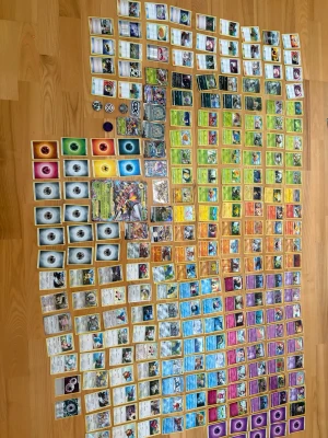 Stor samling Pokémonkort i olika färger - Säljer en stor samling Pokémonkort med blandade motiv, färger och energikort. Här finns både vanliga, holo och specialkort samt några spelmarkörer. Perfekt för dig som vill bygga din egen lek eller utöka din samling. Alla kort är äkta och har klassiska Pokémonmotiv. Många kort är gammla och svåra att hitta idag.