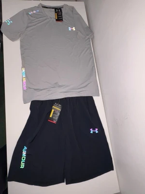 Under armour set - Helt nya och oandvända under armour sets finns. Storlek M-XL och färger Svart, mörkblå, grå och vit finns. Färgerna går även att mixa. Endast 799 kr st eller 2 för 1499