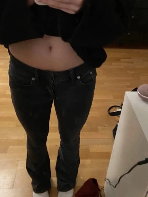 Lowwaist jeans - Säljer ett par svarta jeans med låg midja och raka ben. Jeansen har klassisk femficksmodell och stängs med dragkedja och knapp. Materialet är denim med lite stretch för skön passform. Perfekta till en avslappnad och trendig look.