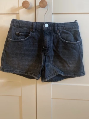 Mörkblå jeansshorts med stjärnor från Zara - Snygga mörkblå jeansshorts i storlek 148 med  leopardmönstrade stjärnor på bakfickorna. Shortsen har normal hög midja och bra  passform. Använt typ en gång ⭐️ 125 kr + frakt
