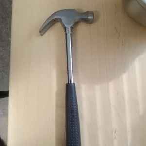 Klassisk klohammare med svart handtag - En robust klohammare med metallhuvud och svart greppvänligt handtag. Perfekt för att dra ut spikar eller slå i dem. Handtaget är i metall med gummibeläggning för bättre grepp. Enkel och praktisk design som funkar till de flesta projekt.