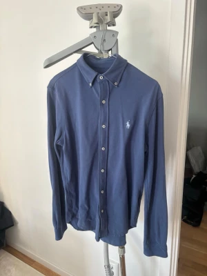 Ralph lauren skjorta - Blå Ralph lauren skjorta i Featherweight mesh.