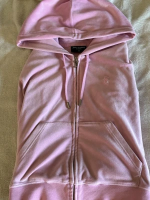 Rosa hoodie Juicy Couture XS - Rosa Juicy Couture hoodie i storlek XS. Varan är i fint utan tydliga skador💗