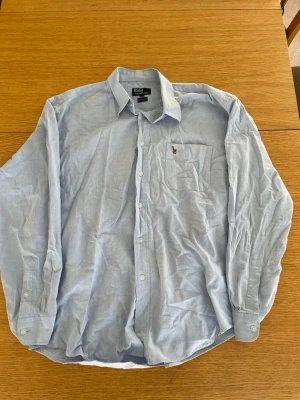 Ljusblå skjorta från Polo Ralph Lauren - Klassisk ljusblå skjorta från Polo Ralph Lauren i 100% bomull. 