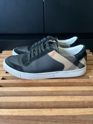 Burberry skor  - Tjena, säljer nu dessa riktigt snygga och populära burberry skorna, de är i nyskick utöver att en bokstav har lossnat på ena skon där det står burberry, storlek 40, endast skorna ingår, hör av er vid frågor och funderingar🙌🤝 