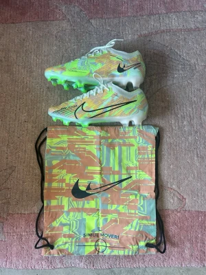 Nike mercurial  - Säljer denna snygga Nike mercurial air zoom vapor simul moveri i EU43, fotbollskrona är i princip nya då jag hann använda dem bara 2 matcher innna jag fick korsbandsskada, så nu är jag borta en bra tag så väljer då lika gärna att sälja dessa fotbollskor istället för att dem ska bara ligga där och inte ha någon användning alls, dustbag och box medföljer, pris kan diskuteras!!