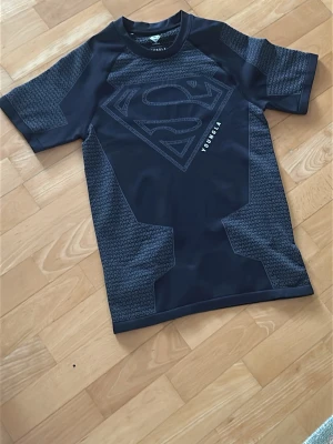 Superman Compression shirt! - Verkligen jättefin och super bra compression shirt från Young La. Är verkligen imponerad av den då den sitter tajt som man vill ha och även bra kvalitet. Den har stått i mitt garderob sen jag har fått den. Jag har inte använt eller tvättat den. Så typ brand new