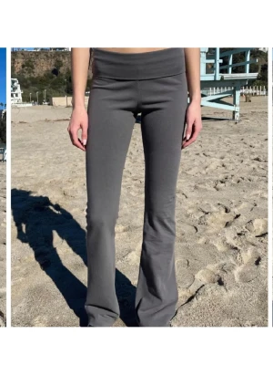 Brandy Melville yoga pants  - Snygga grå leggings med bootcut-ben och låg midja. De är stretchiga och sitter tajt upptill men släpper ut vid anklarna. Tänk på att bilderna är från deras hemsida. Upptrapmade, därav priset, men inget som synd eller man tänker på.