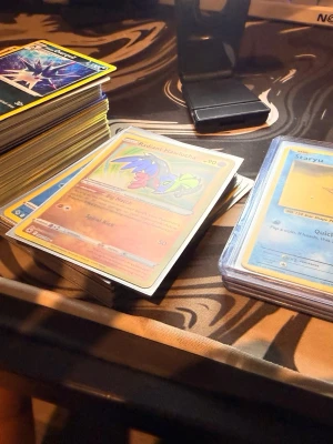 Stor samling Pokémonkort( ungefär 200 kort ) - Jag vet inte vad alla är värde så du kan få ett kort som är värt mycket utan att jag vet!!!! Säljer en stor samling Pokémonkort med blandade motiv och färger. Bland korten finns Radiant Hawlucha, Overqwil och Staryu. Perfekt för dig som vill utöka din samling eller börja spela Pokémon TCG. Alla kort är i standardstorlek och har färgglada illustrationer.