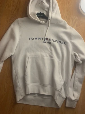 Vit hoodie från Tommy Hilfiger - Gör dig redo för hösten redan nu!  Jag säljer nu min Tommy Hilfiger hoodie med luva.   Anledning? Aldrig använt.  Skick? Mycket bra, aldrig använt vad jag kan minnas och bara hängt i garderoben.  Pris? 400 men priset går självklart att diskuteras med rimlig mängd!  Frågor eller nyfiken? Hör av dig!