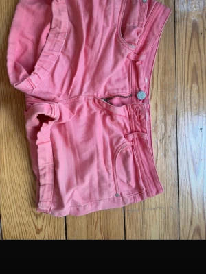 Rosa shorts - Ett par rosa shorts i storlek 38/M. Jag köpte dem på vinted men de var tyvärr förstora så tänker sälja de vidare. Jag möts gärna upp☺️