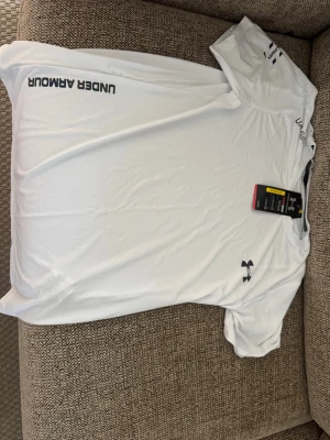 Vit tränings-tshirt Under Armour - Säljer en vit tränings-tshirt 