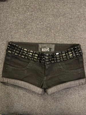 Lågmidjade limited edition shorts - Super snygga svarta lågmidjade shorts från bershka som är limited edition. Shortsen är i storlek M och har liten defekt som dock är fixad (se bild 5). De finns endast ett få par av dessa ute därav priset och priset går tyvärr inte att sänka💞