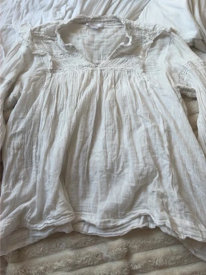 Vit blus - Vit blus från gina. En liten fläck på framsidan som knappt syns och nästan helt säker den går bort på en tvätt. Säljer pågrund av för liten för mig. Använt 1-3 gånger. Storlek 170 men passar från 164-S i storlek skulle jag säga❤️