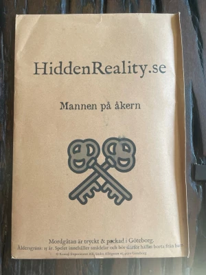 Mordgåta HiddenReality Mannen på åkern - Säljer ett mordgåtespel från HiddenReality.se med titeln 'Mannen på åkern'. Spelet kommer i ett brunt kuvert och innehåller olika ledtrådar, brev och bilder för att lösa mysteriet. Perfekt för dig som gillar kluriga utmaningar och deckargåtor.