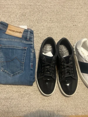 Blå jeans från Jacob Cohën - Snygga blå jeans från Jacob Cohën med klassisk femficksmodell och läderpatch bak i midjan. Jeansen har raka ben och är tillverkade i ett mjukt denimtyg som ger en avslappnad men ändå stilren look.