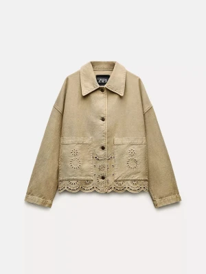 Jeansjacka med broderier  - Jättesöt grön jeansjacka från Zara! 