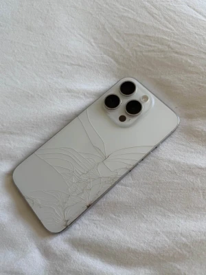 Defekt Iphone 15 pro - Sprucken baksida, fungerar annars felfritt. 80% batterihälsa. Ser helst att köparen kan mötas upp i göteborg