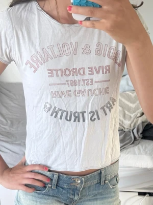 Vit Zadig & Voltaire t-shirt - Vit t-shirt från Zadig & Voltaire med färgglatt tryck på framsidan. Storlek 14år/S.