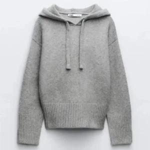 Stickad hoodie  - Knappt använd fint skick ifrån zara storlek s 