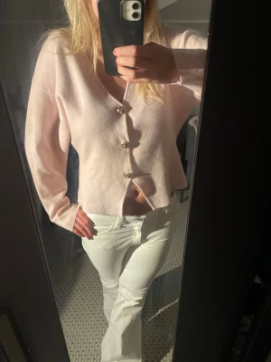 Ljusrosa kofta  - Söt ljusrosa kofta med v-ringning och stora pärlknappar framtill💕💕 strlk M i Gina 14+