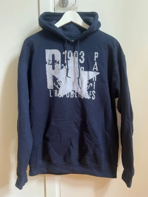 Gildan hoodie - En schysst hoodie från Gildan i storlek M. Den är i mycket bra skick, inga tecken på slitningar eller skavanker. Hör gärna av dig om frågor tillkommer.