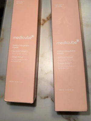 Triple Collagen Toner från Medicube -  2 st Medicube Triple Collagen Toner säljs tillsammans. Endast lite använda och i mycket fint skick. Perfekt om du redan använder produkten eller vill ha två till ett bättre pris än att köpa nytt.