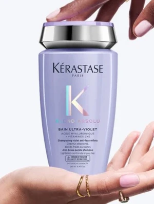 Blond Absolu Bain Ultra-Violet Shampoo - Använd 2 gånger, så nästan full flaska. Köpt på Kicks för 410 kr. 250 ml. Lila silverschampo för blont hår. Neutraliserar oönskade varma och gula toner i mycket ljust eller grått hår och ger en kall blond färg samtidigt som det ger håret näring