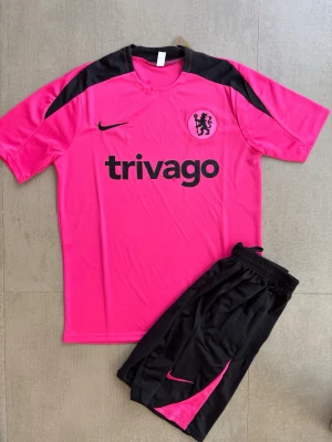 Chelsea FC tröja + shorts  - Helt ny Chelsea tröja + shorts i storlek S
