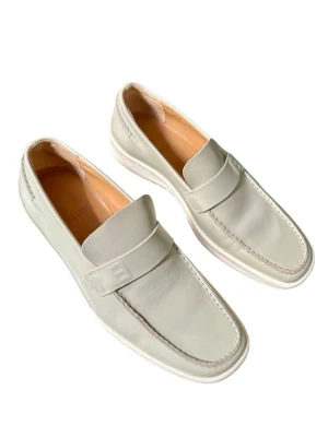 Vita loafers från Bally  - Snygga vita loafers från Bally som nästan är helt nya i mjukt läder med klassisk penny strap och diskret röd Bally-detalj bak på hälen. Skorna har en stilren design med ljus sula och bekväm innersula i läder. Perfekta för en clean och modern look. 