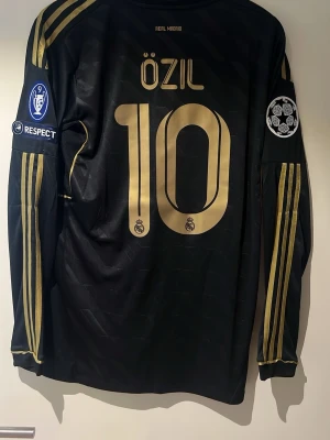 Real Madrid longsleeve Özil #10 - En real Madrid longsleeve med Özil #10 Storlek L