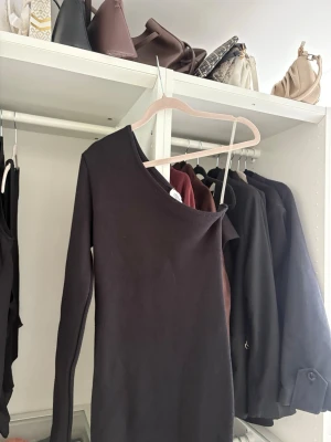 Svart oneshoulder långklänning - Säljer en svart långklänning med oneshoulder-design och lång ärm. 