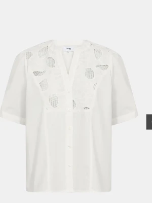 Vit blus från Leveté Room - Stilren vit blus från Leveté Room  med korta ärmar och v-ringning. Framtill finns broderade och genombrutna detaljer som ger en unik touch. Blusen har knäppning framtill och är tillverkad i ett lätt, vävt material som känns luftigt.