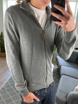 Grå stickad zip up  - Snygg och trendig! Mått: A:52 B:42 C:45 D:64 (cm) Skriv vid fundering 😇🙌