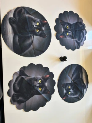 Blandat  - 4st underlägg i tunt papp (en va lite av i kanten)  + 1 liten trä katt prydnad 💋