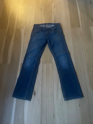 Blå jeans från Lee - Säljer ett par klassiska blå jeans, äldre modell men knappast använd 